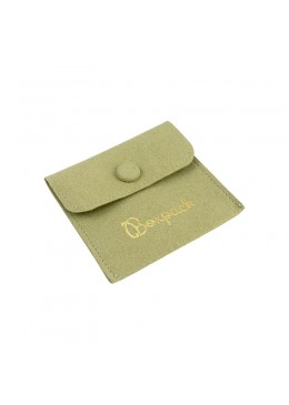 Bolsa microfibra color arena cierre de solapa y boton 79x79 Mm. M-502