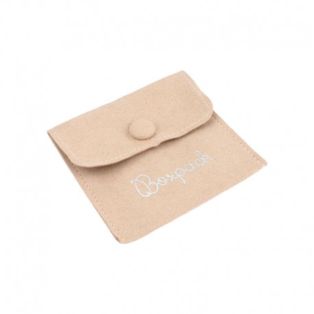 Bolsa microfibra color arena cierre de solapa y boton 79x79 Mm. M-502
